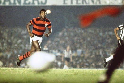 Em 1979, aos 39 anos de idade, Pelé jogou pelo Flamengo em um amistoso beneficente contra o Atlético-MG, no Maracanã. O Rubro-Negro fez 5 a 1, com três gols de Zico. A partida levou quase 140 mil pessoas ao Maracanã e a renda foi doada para vítimas de uma enchente em Minas Gerais.