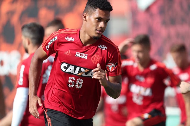 ESQUENTOU - O Flamengo está encaminhando o empréstimo do zagueiro Rafael Santos. Aos 22 anos, o defensor criado no Ninho do Urubu está por detalhes de um acerto com o Apoel, do Chipre.