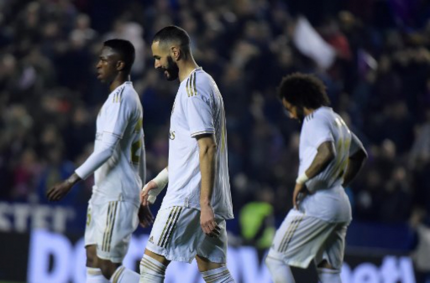 O Real Madrid está de quarentena após um jogador de basquete do clube contrair o coronavírus. Como há zonas comuns na Ciudad Deportiva merengue, o clube preferiu adotar a medida provisória. O jogo contra o City, pela Champions, está sob risco.