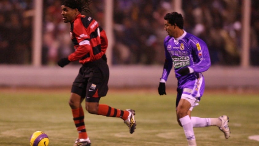 2007 - Real Potosí 2 x 2 Flamengo, com gols de Roni e Obina