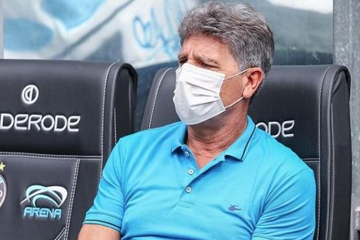 O técnico do Grêmio Renato Gaúcho foi flagrado em uma praia do Rio de Janeiro sem máscara de proteção contra o combate ao coronavírus. Ele minimizou a “escapadinha” e disse que não fez nada de errado e entrou no mar porque o estado liberou.