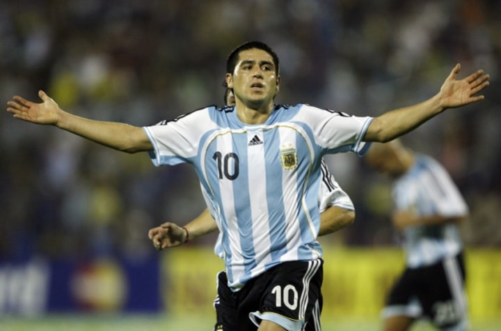 RIQUELME - O meia disputou apenas a Copa do Mundo de 2006 devido a má relação com os treinadores Bielsa, em 2002, e Maradona, em 2010. O ídolo do Boca Juniors-ARG e Villarreal-ESP fez um bom Mundial na Alemanha, mas os hermanos foram eliminados nas quartas de final pelos anfitriões. 