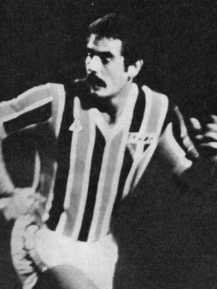 Em 1981, com 35 anos e tentando postergar a aposentadoria, Rivellino, ídolo do Corinthians e do Fluminense, utilizou as dependências do São Paulo para manter a forma. Mas o jogador ainda tinha contrato com o Al-Hilal, da Arábia Saudita - Rivellino veio para o Brasil após desavenças com o príncipe Kaled, dono do time. Para tentas convencer os sauditas a liberarem Rivellino, o São Paulo organizou um amistoso internacional contra a seleção da Arábia Saudita. Foi a primeira e única vez em que Riva atuou pelo Tricolor, porque as conversas com o time estrangeiro não evoluíram.