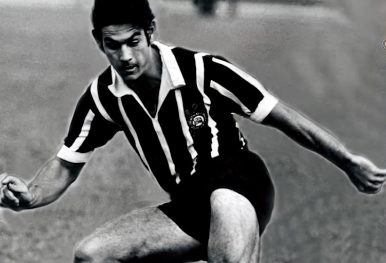 O ídolo corintiano Rivelino já admitiu em entrevista que era torcedor do Palmeiras até a adolescência, por conta de sua família ser italiana.