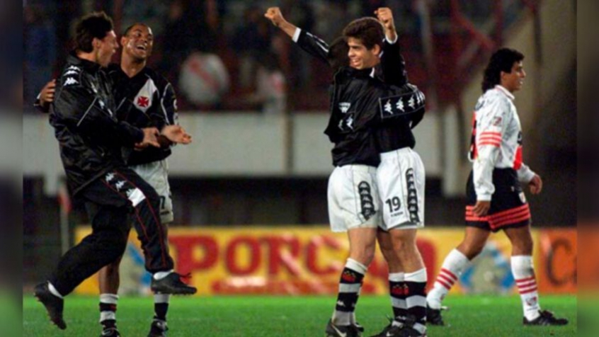 River Plate 1 X 1 Vasco -Semifinal Copa Libertadores 1998 - O Vasco conquistou a Libertadores em 98 após vencer o Barcelona (EQU). No entanto, o jogo que mais ficou marcado na campanha foi contra o River Plate. O gol "monumental" de falta feito por Juninho Pernambucano, que havia saído do banco, virou música nas arquibancadas. Em São Januário, o Cruz-Maltino havia vencido por 1 a 0 e o empate por 1 a 1 na Argentina garantiu a vaga na final.