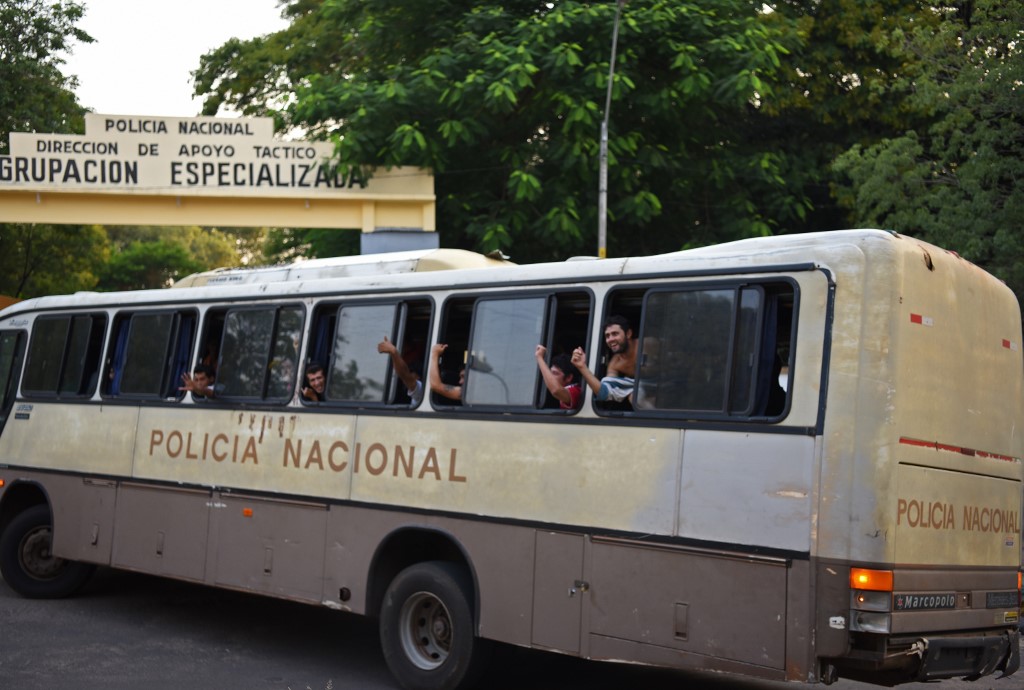 A detenção preventiva no Paraguai foi acionada na época quando cogitaram a existência de risco de fuga dos investigados. A defesa de Ronaldinho alegou que Assis tem um problema no coração e precisaria de cuidados especiais, mas não foram apresentados exames ou atestados exigidos pela lei paraguaia.