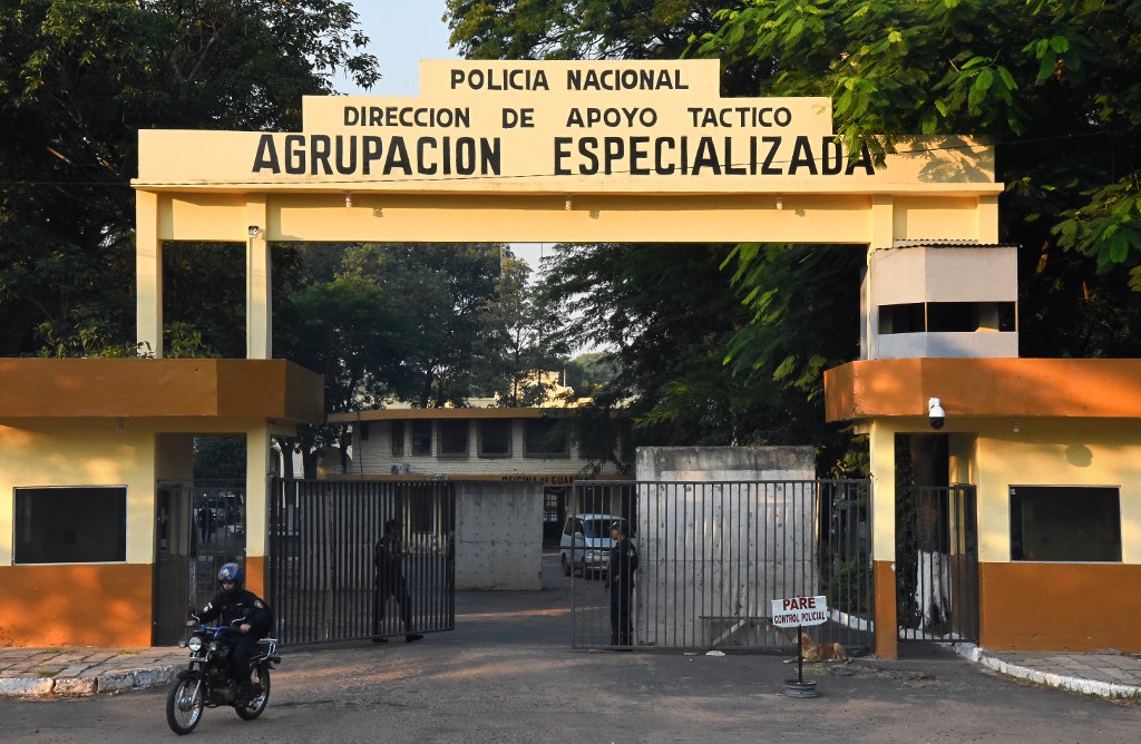 No dia 6 de março, o novo promotor do caso, Osmar Legal pediu a prisão preventiva, e Ronaldinho Gaúcho e o irmão Assis foram detidos e passaram a noite na cela da Agrupación Especializada da Policía Nacional de Assunção.