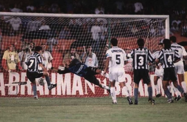 Em 1995, Santos e Botafogo decidiram o título do Brasileirão. Depois do jogo de ida, no Maracanã, com vitória por 2 a 1 do Glorioso, o artilheiro Túlio Maravilha marcou o nome na história do clube ao marcar o gol do empate em 1 a 1 e do título, no jogo de volta no Pacaembu. 