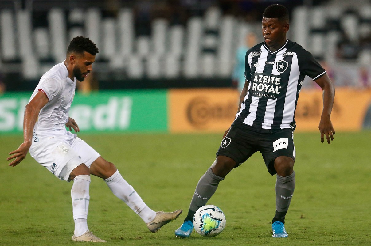 PARANÁ: SOBE - Segundo tempo: Depois de ter tomado o gol do Botafogo no começo da partida, ter sofrido no primeiro tempo, o Paraná melhorou na etapa final e passou a ter oportunidades para que a derrota fosse evitada – o que acabou não acontecendo. Deu trabalho para o goleiro Gatito Fernández, que precisou desempenhar bem para que o gol do time não saísse. Para o jogo de volta, se for visto nos 90 minutos o que foi visto nos últimos 45 da ida, poderá avançar. DESCE - Sequência: O Paraná precisa ter uma sequência em todo o jogo, por diversos jogos, levando em consideração os desempenhos de seus jogadores, para que os resultados positivos ocorram. Nesta ida da terceira fase da Copa do Brasil diante do Botafogo, isto acabou não sendo observado. Um ponto negativo que precisa ser trabalhado pelo técnico Allan Aal para que a situação do time possa melhorar nesta temporada.  