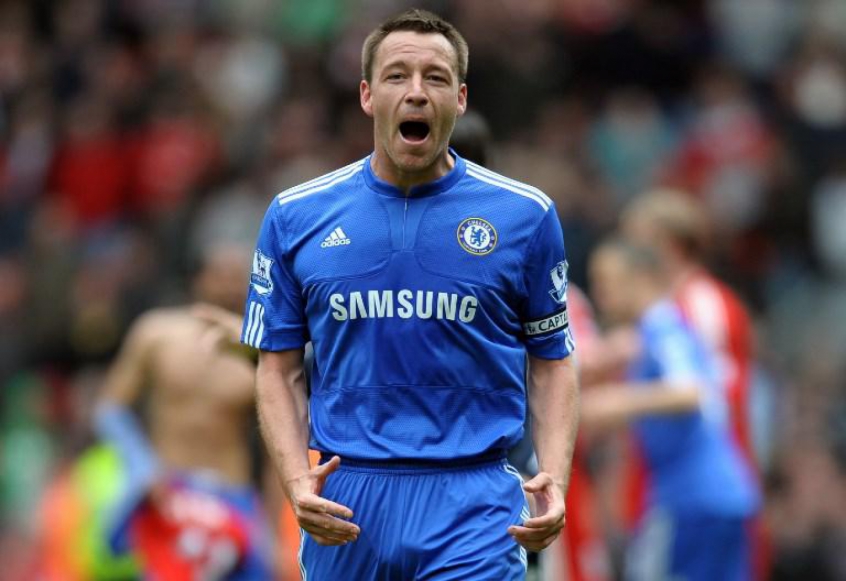 Zagueiro: John Terry (inglês - Chelsea): O ex-zagueiro é considerado um dos melhores defensores da história da Premier League, onde defendeu apenas o Chelsea. Ele conquistou 17 títulos com os Blues, sendo cinco vezes a primeira divisão inglesa. 