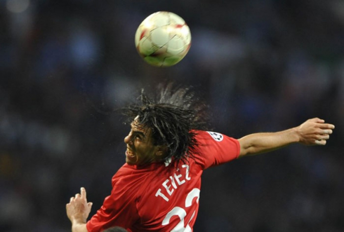 Carlitos Tévez chegou ao Manchester United em 2007 e logo caiu nas graças da torcida dos Red Devils. Durante seus dois anos de clube, ele jogou 99 vezes, marcando 34 gols e conquistou o bicampeonato da Premier League, a Liga dos Campeões e o Mundial de Clubes. 