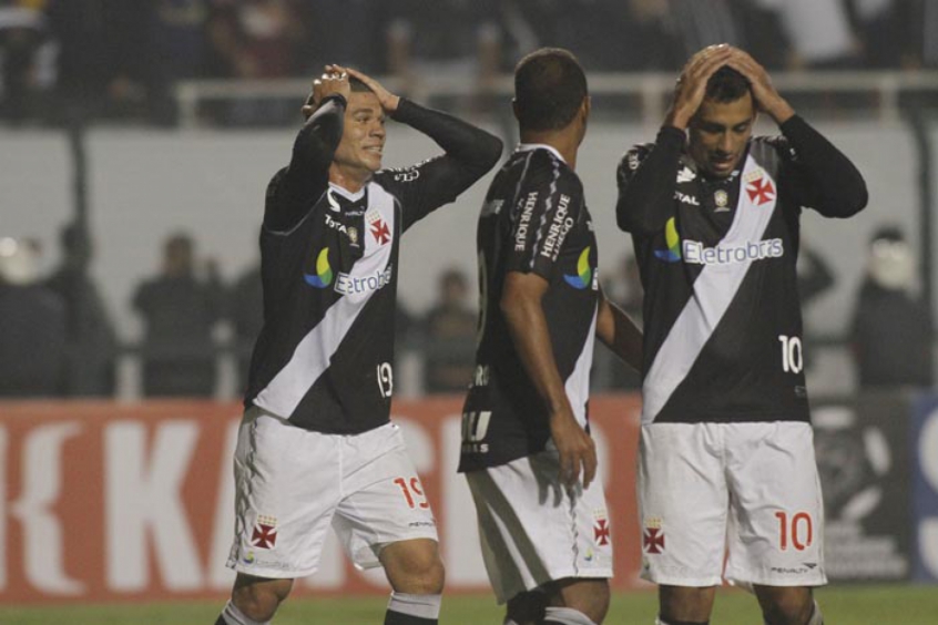 O Atlético-MG seguia na luta pelo título do Brasileirão de 2012 (na cola do Fluminense) quando foi medir forças com o Vasco. Em jogo intenso, o Cruz-Maltino buscou o empate em 1 a 1 contra a equipe mineira. O Flu, que encarava o Palmeiras no mesmo horário, garantiu uma vitória por 3 a 2 e ganhou a taça com três rodadas de antecedência. 