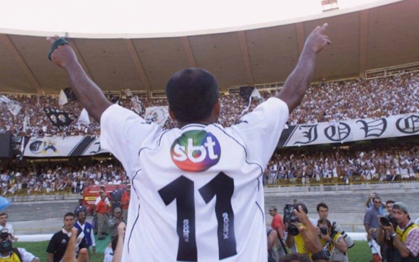 Vasco x São Caetano - 2000 - No dia 30 de dezembro de 2000, Vasco e São Caetano entraram em campo para a segunda partida da final da João Havelange, que substituiu o Brasileirão daquele ano devido a um imbróglio jurídico envolvendo Gama, Botafogo e Internacional. Após empatar em 1 a 1 no jogo de ida, em São Paulo, o Cruz-Maltino tinha a vantagem do empate sem gols para ficar com o tetracampeonato brasileiro. Porém, o confronto daquele dia não terminou. Depois de muita discussão do que seria feito, o STJD engrossou a decisão do Clube dos 13 e decidiu pela realização de uma nova partida. Ela ocorreu no Maracanã, no dia 18 de janeiro de 2001, com entrada gratuita e limitada a 60 mil espectadores. Os torcedores que apresentassem os ingressos do jogo em São Januário tinham prioridade. Contando com Romário, o Vasco venceu o São Caetano por 3 a 1 e garantiu o tetracampeonato brasileiro.