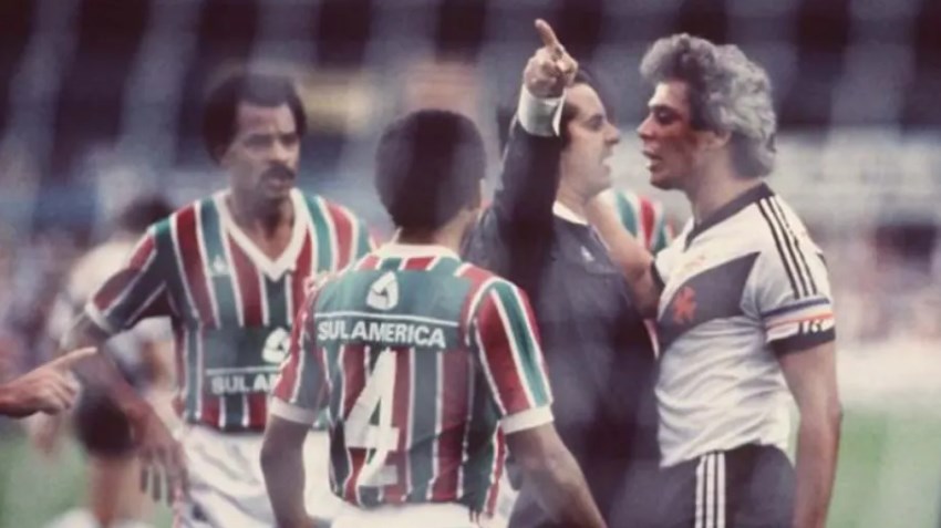 14 - Vasco 2 x 2 Fluminense: o famoso clássico dos gigantes deu início a sua trajetória em São Januário, no ano de inauguração do estádio. Assim, no dia 3 de julho de 1927, Vasco e Fluminense empataram em 2 a 2 com a Colina Histórica lotada, com mais de 30.000 pessoas.