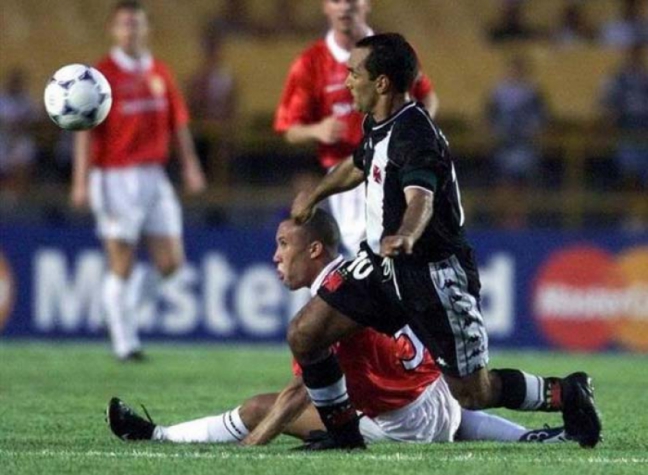 Na fase de grupos do Mundial de 2000, o Vasco enfrentou o Manchester United no Maracanã e os ingleses levaram um sacode. Mesmo com nomes como Giggs e Solskjaer, os Diabos Vermelhos não foram páreos para o Gigante da Colina, que tinha outra dupla endiabrada: Romário e Edmundo. O Baixinho marcou duas vezes e o Animal fez um no primeiro tempo, e o Vasco venceu por 3 a 1.