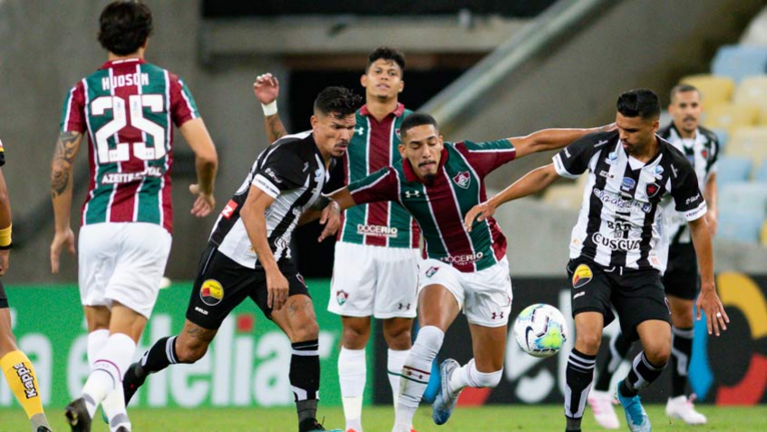 Botafogo-PB - Sobe: só a defesa prestou. Apostando em uma postura fechada, à espera de um contra-ataque mortal, o time paraibano contou com boa atuação de seu sistema defensivo. Desce: Léo Moura, pela idade, poderia até ter sido escalado no meio de campo, onde poderia explorar melhor sua qualidade. Na lateral direita, pouco produziu. Do meio para frente, aliás, o Belo foi praticamente inexistente, apesar de ter dado certa pressão no Fluminense durante o segundo tempo. (Foto: Jorge Rodrigues)