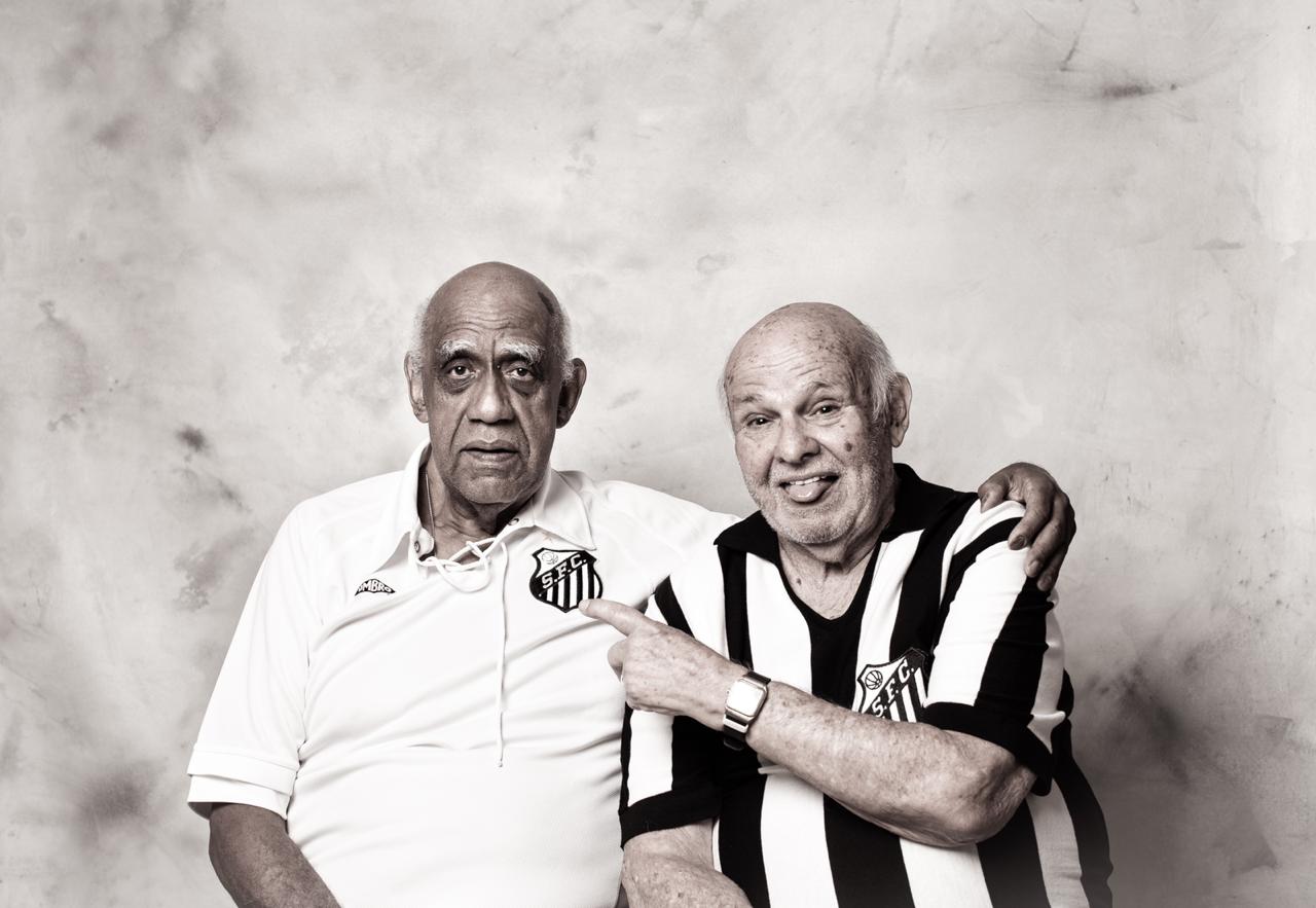 Pepe (à direita), ex-jogador do Santos e da Seleção Brasileira, foi internado no dia 13 de novembro devido a sintomas leves do coronavírus. Ele tem 85 anos e já se recuperou.