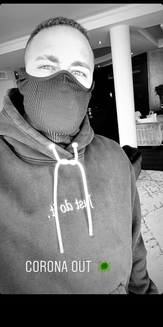 O atacante Neymar publicou nos seus stories do Instagram uma foto com a máscara protegendo contra o coronavírus.