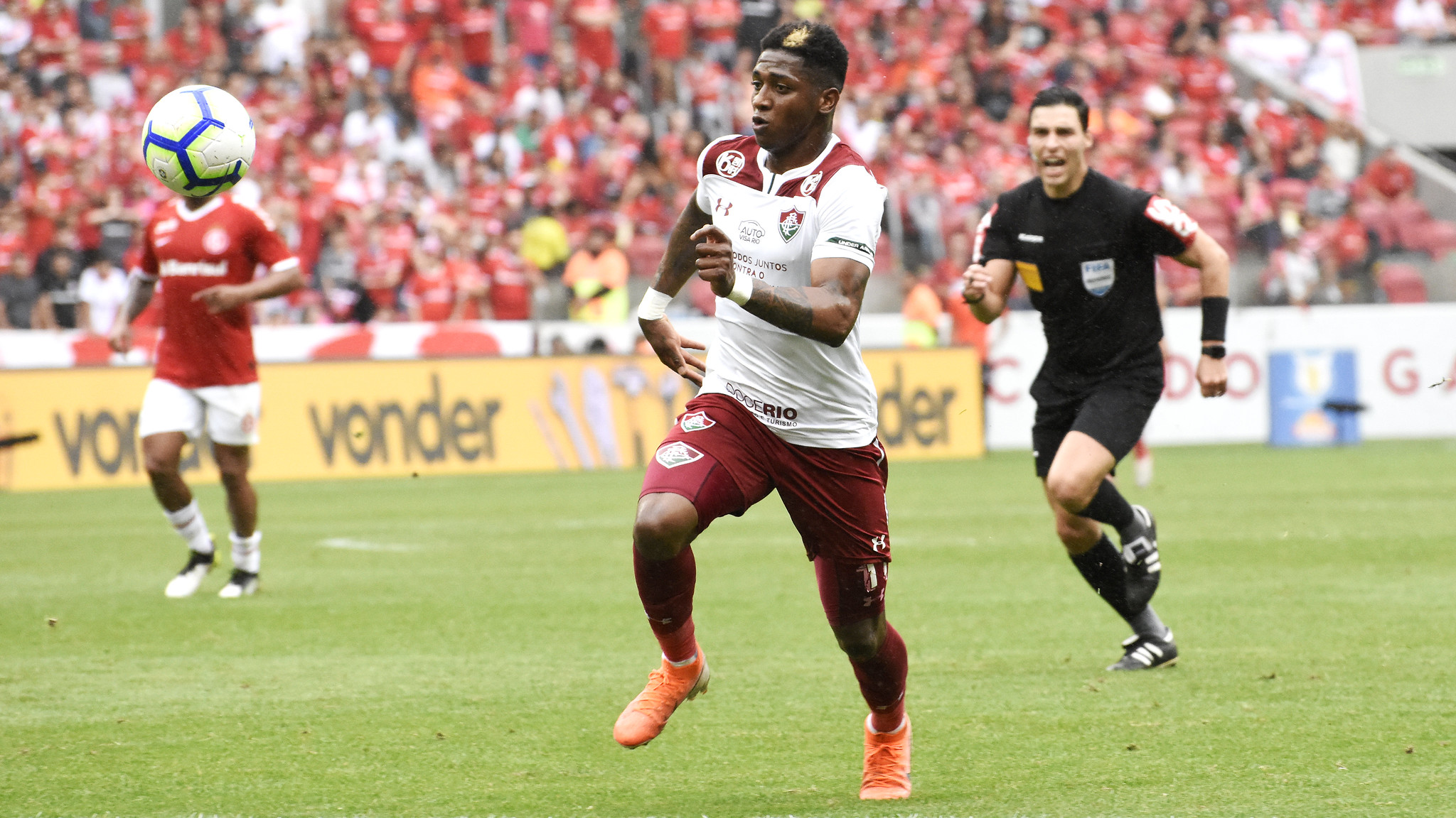 FECHADO - Garantido na Copa Sul-Americana, o Ceará que já pensa na próxima temporada, anunciou a chegada o atacante Yonny González, que estava no Los Angeles Galaxy-EUA. Aos 26 anos, o colombiano assinou com o Vozão até dezembro deste ano e vai defender o terceiro clube no Brasil. Antes do Alvinegro, ele havia defendido Fluminense e Corinthians.