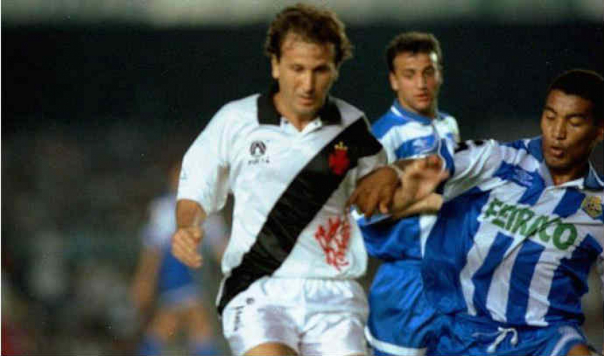 Em 1993, na despedida do amigo Roberto Dinamite do futebol, Zico, que atuava pelo Kashima Antlers (JAP), jogou com a camisa do Vasco, no Maracanã, no amistoso contra o La Coruña. O time espanhol venceu a partida por 2 a 0.