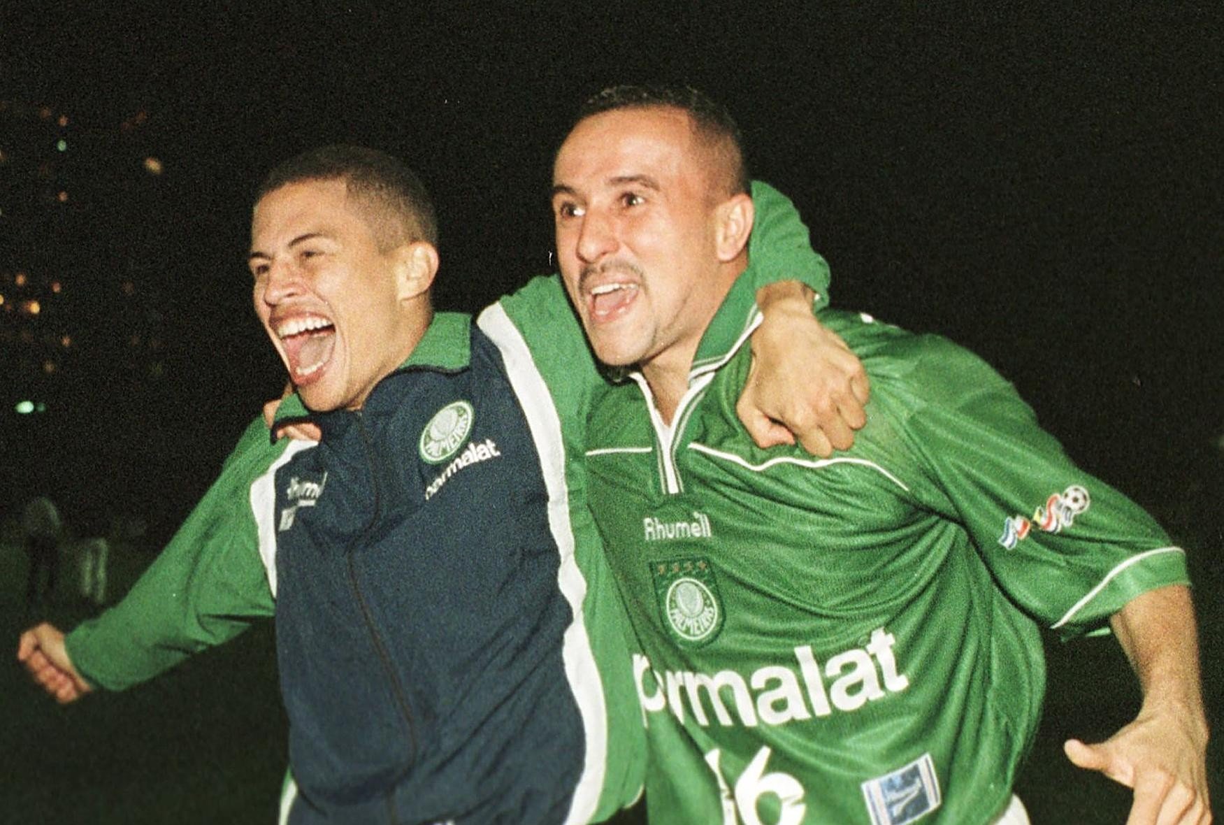 Rogério (na foto com Alex) se aposentou em 2013 e aos 45 anos não está mais ligado ao futebol. Teve breve carreira como treinador, mas sem grande sucesso.