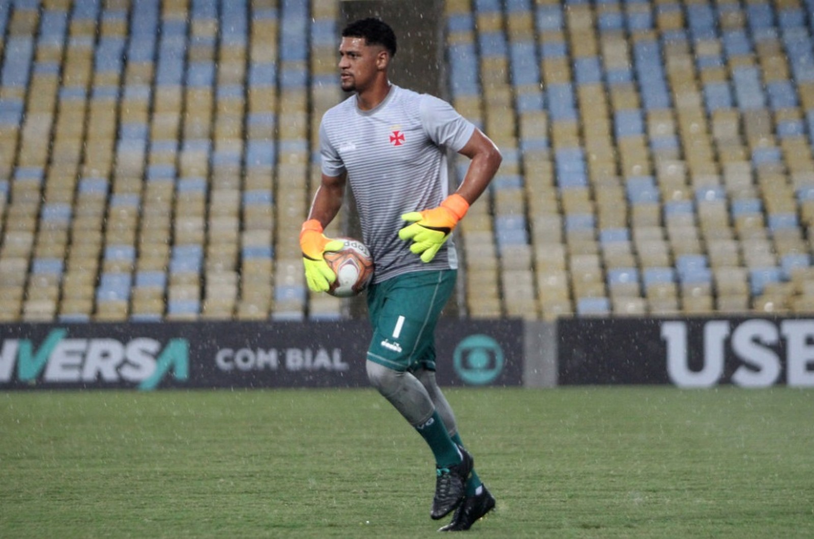 Alexander, goleiro reserva do Vasco, reclamou com o quarto árbitro da partida contra o Oriente Petrolero, pela Sul-Americana, alegando ter sido chamado de macaco. A transmissão do jogo flagrou torcedores fazendo gestos.