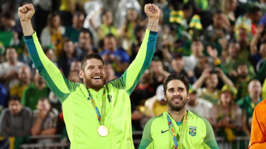 Alison e Bruno Schmidt foram ouro, no vôlei de praia, e agora tentarão o bi, mas cada um com um parceiro diferente.