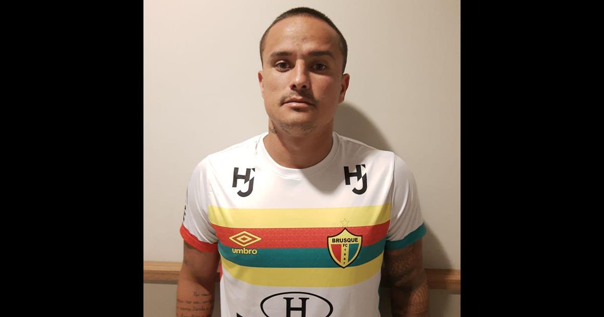 No Campeonato Catarinense, Edu, do Brusque, é o artilheiro com 6 gols.