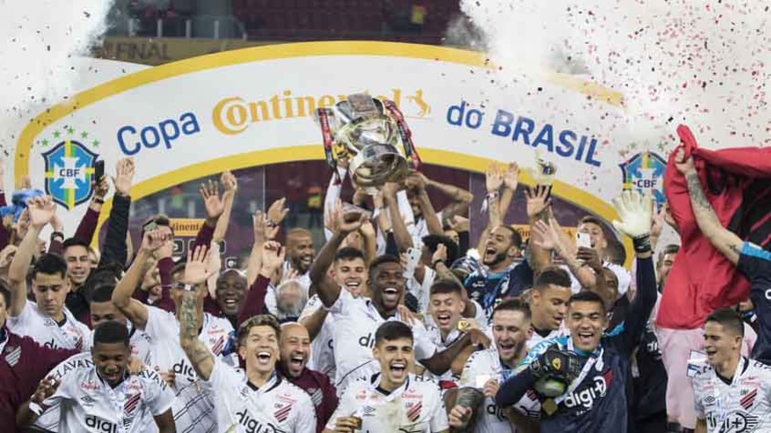 7) Athletico-PR (10 títulos): Neste século, o Furacão também conquistou dez troféus, com Levain Cup (2019), Copa do Brasil (2019), Copa Sul-Americana (2018), Campeonato Brasileiro (2001) e Campeonato Paranaense (2001, 2005, 2009, 2016, 2018 e 2019).