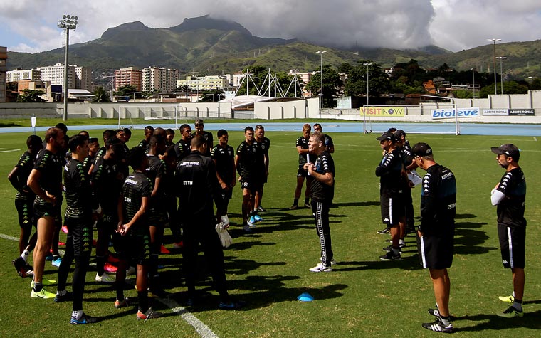 O Botafogo vai manter os salários integrais dos atletas e funcionários nas folhas de março e abril, mesmo com as atividades suspensas.