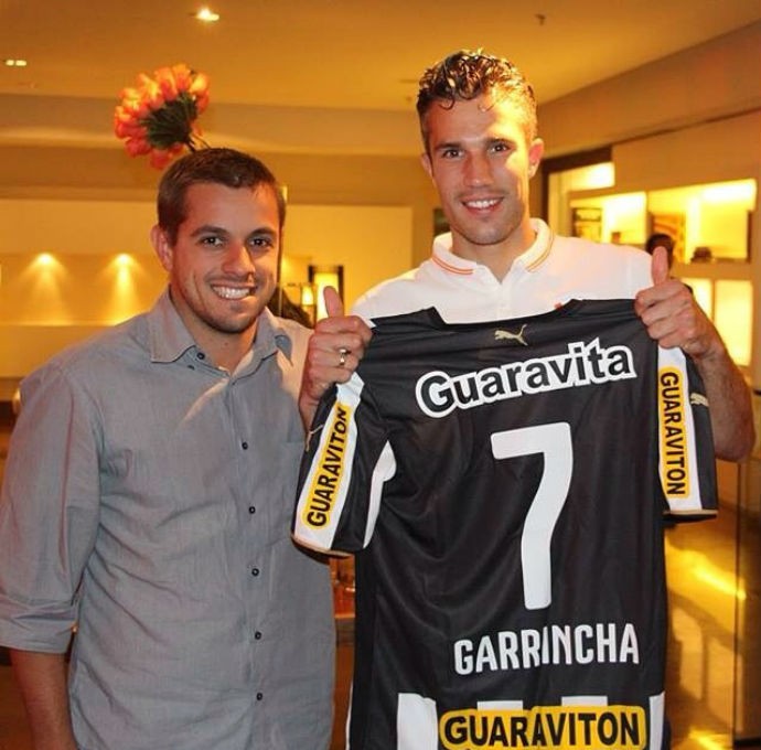 Na Copa do Mundo de 2014, Van Persie recebeu uma camisa do Botafogo com nome e número de Garrincha, ídolo histórico do clube. Ele disse que o "anjo das pernas tortas" o inspirou a jogar e que acompanhou momentos de Seedorf no clube.