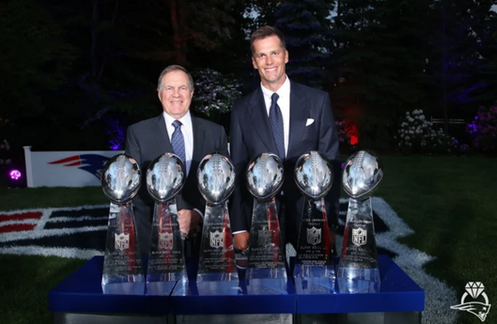 Ao longo da carreira, Tom Brady coleciona marcas impressionantes. São seis conquistas do Super Bowl em nove participações (3 vices), assim como 16 títulos de divisão, 14 convites para Probowl (Jogo das Estrelas da NFL) e 97,6 no QB rating. Além disso, o craque é o jogador com mais eleições a MVP na NFL, 4 no total., entrando para a história da principal liga esportiva de futebol americano do mundo.