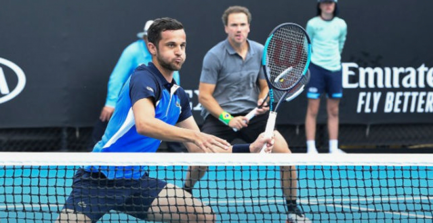 O tenista brasileiro Bruno Soares deu entrevista ao La Nacion, da Argentina, e disse que os jogadores têm conversado com a ATP sobre uma possível ajuda da entidade, já que a paralisação da modalidade vai durar até, pelo menos, 8 de junho.