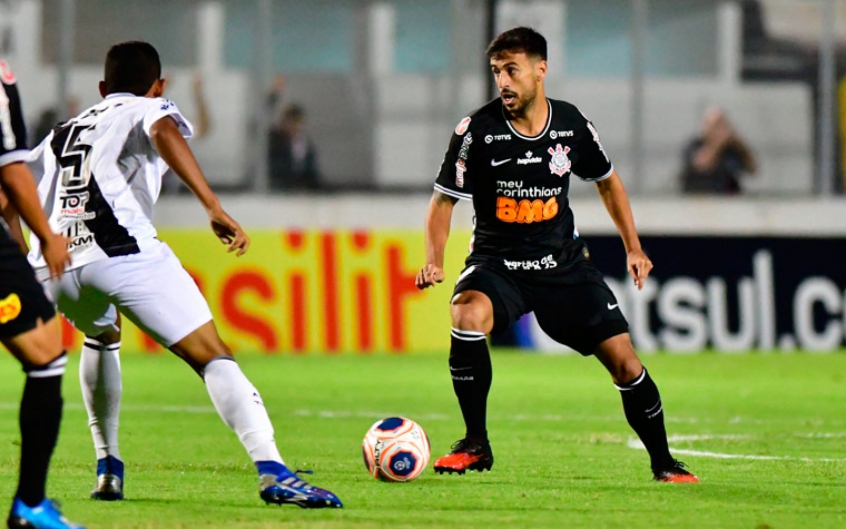 ESQUENTOU - Liberado pelo Corinthians do clássico contra o Palmeiras no último sábado (12), o volante Camacho não treinou na reapresentação do elenco nesta segunda-feira (14). O atleta está de saída do Parque São Jorge para defender o Santos. O negócio ganhou força após os clubes encontrarem um ponto de consenso, que é a liberação contratual do jogador para acertar com o Peixe.