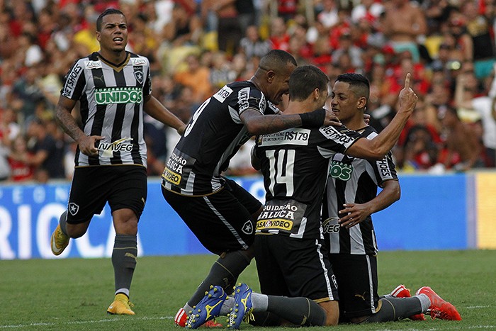 Em 2015, o Botafogo teve uma camisa com muitos anúncios. Com o patrocínio da Casa & Vídeo, o Glorioso utilizou os espaços da camisa para anúncios de promoções de produtos da "Liquidação Maluca". O fato gerou desgaste com a torcida e muitas zoações, incluindo do famoso canal de humor Porta dos Fundos.