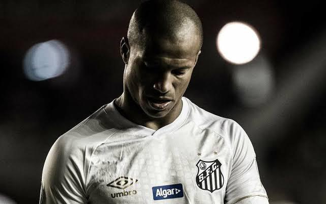 O Santos divulgou na noite deste domingo (29), que dará férias de 20 dias para seus jogadores no mês de abril. O clube segue o acordo da Comissão Nacional de Clubes com representantes de jogadores das Séries A, B, C e D do Brasileirão. Por enquanto, os atletas do Peixe estão em atividade, mas sem frequentar o CT Rei Pelé. 