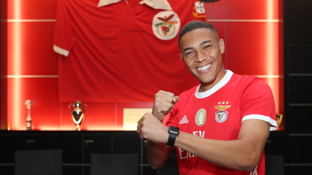 ESQUENTOU - De acordo com o "The Sun", o Manchester United segue Carlos Vinícius, do Benfica. O atacante faz sua primeira temporada com o clube português, mas já obteve destaque com muitos gols e assistências. Ele é visto como uma peça chave para a reconstrução dos Red Devils.