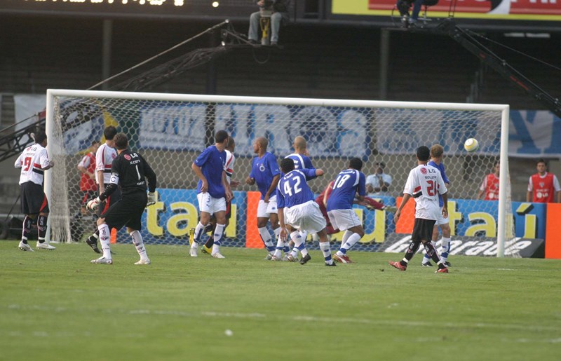 Gol do Recorde - O São Paulo havia acabado de perder a final da Libertadores, com falha de Ceni. O goleiro são-paulino, porém, deu a volta por cima contra o Cruzeiro, ao defender um pênalti e marcar dois gols. Naquela época, o primeiro gol de Ceni na partida foi considerado o gol que superou Chilavert, sendo o 63º gol na carreira do brasileiro, rendendo o recorde no Guinnes World Records. Depois, foi feita uma recontagem que considerava dois gols em amistosos e o gol do recorde passou a ser o marcado contra o Palmeiras, pela Libertadores de 2006.