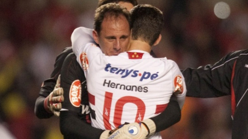 Semifinal Copa Libertadores 2010 - Inter e São Paulo voltaram a se enfrentar pela Libertadores em 2010, desta vez na semifinal. No jogo de ida, os gaúchos venceram por 1 a 0. Alex Silva abriu o placar, mas Alecsandro empatou. Ricardo Oliveira colocou novamente os paulista em vantagem. Tinga foi expulso, mas o Inter segurou a vantagem e avançou à final pela regra do gol fora.