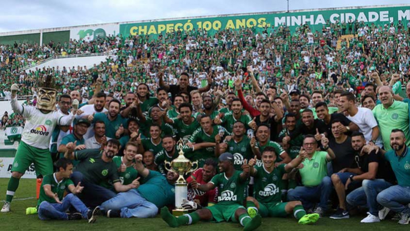 10) Chapecoense (5 títulos): Abrindo nosso top-10, está a Chape, que conquistou a Copa Sul-Americana (2016), com a tragédia envolvendo sua delegação em acidente aéreo, e Campeonato Catarinense (2007, 2011, 2016 e 2017).