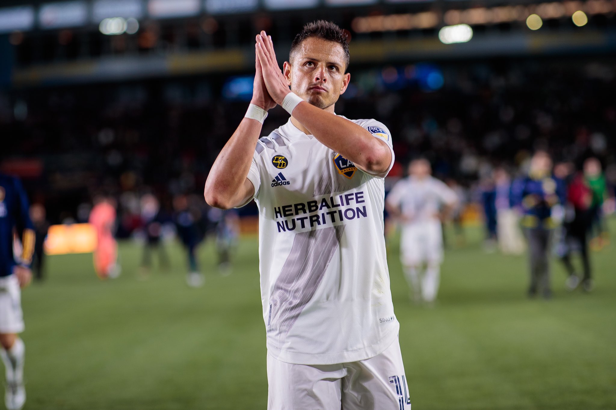 Chicharito (32 anos) - Clube: Los Angeles Galaxy - Posição: atacante - Valor de mercado: 2,2 milhões de dólares.