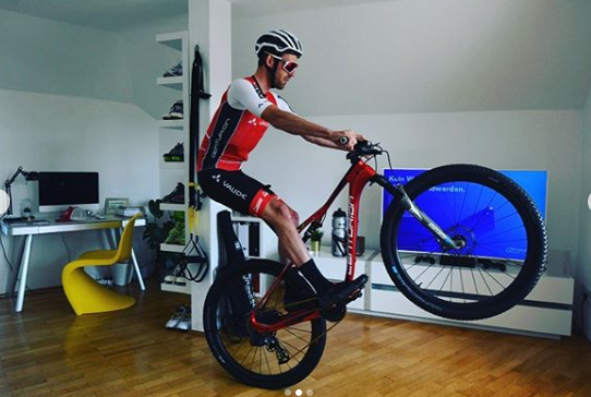 O ciclista alemão Ben Zwiehoff também não consegue deixar a modalidade de lado. Em sua sala, ele arrastou os móveis e fez manobras para postar no Instagram.