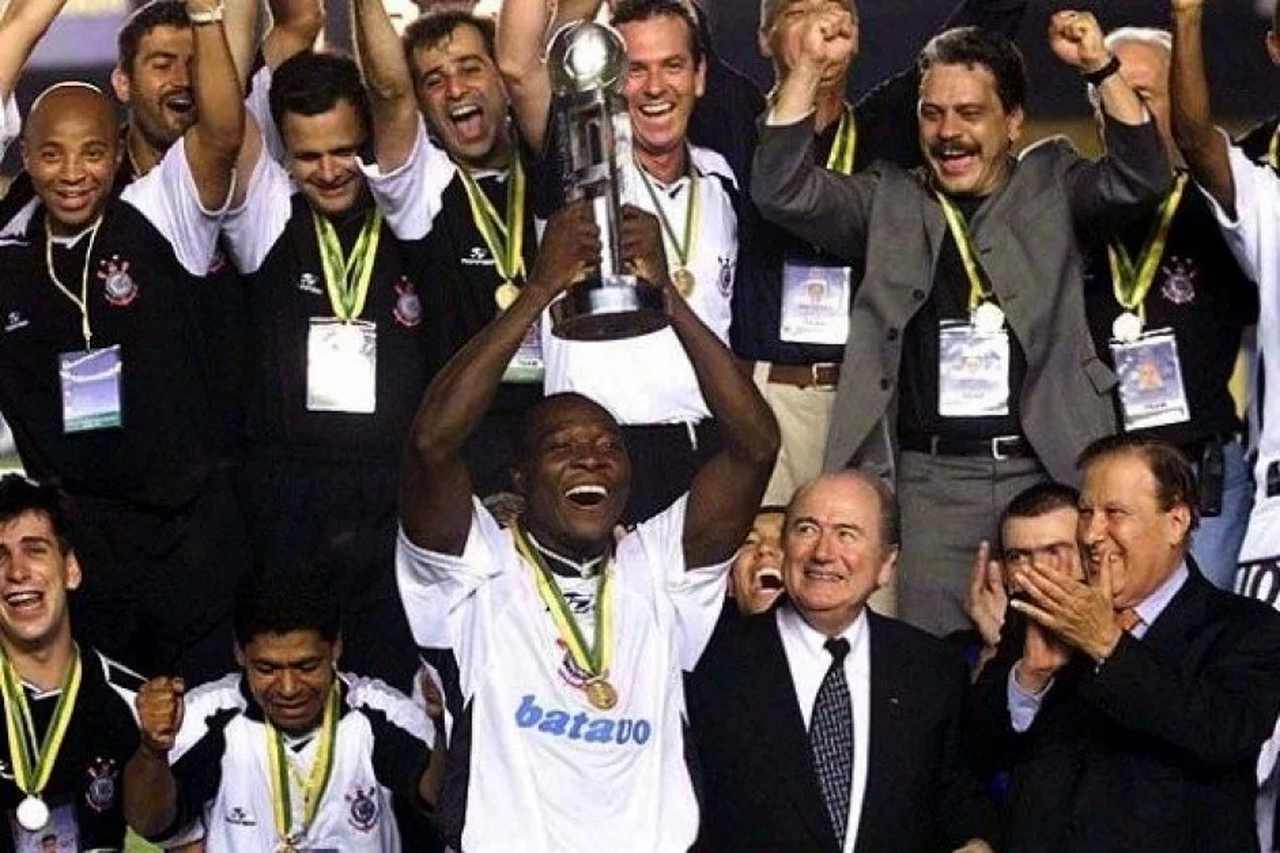 O primeiro Mundial de Clubes organizado pela Fifa aconteceu em 2000, no Brasil, e a final foi no Maracanã, entre Corinthians e Vasco. Após empate em 0 a 0 no tempo normal, os paulistas venceram por 4 a 3 nos pênaltis e levaram o título.