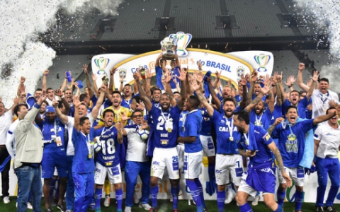 2) Cruzeiro (17 títulos): Na Série B neste ano, a Raposa também tem 17 títulos, somando três Brasileiros (2003, 2013 e 2014), três Copas do Brasil (2003, 2017 e 2018), duas Copas Sul-Minas (2001 e 2002) e nove Mineiros (2003, 2004, 2006, 2008, 2009, 2011, 2014, 2018 e 2019).