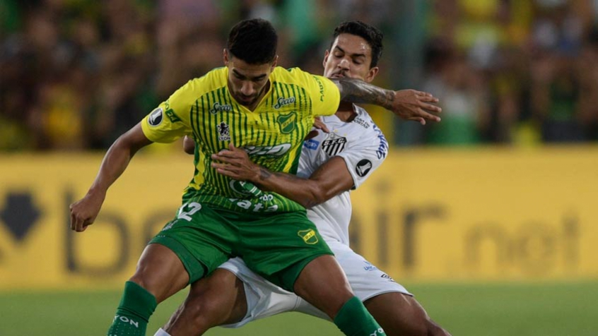 DEFENSA Y JUSTICIA (ARG) - SOBE: Juan Rodríguez - Responsável pelo gol da equipe no jogo, o zagueiro apareceu bem enquanto todo o time argentino estava superior em comparação com o Santos. Aliás, é um ponto que vale ser destacado como positivo deste jogo: o time em si, durante os 45 minutos iniciais, se mostrou bem mais disposto, com opções de bastante qualidade. - DESCE: E a sequência... - Assim como o primeiro tempo do Defensa y Justicia foi exemplar, o segundo não foi tanto assim. A sequência da equipe argentina foi ruim, com falta da manutenção da disposição em campo, pecando na velocidade e passando a dar muitos espaços ao Santos, que aproveitou bem e conseguiu a virada. Os argentinos, caso queiram avançar de fase, precisam equilibrar o gás nos duelos.