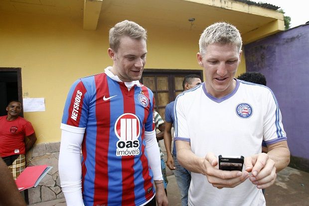 Também na Copa do Mundo no Brasil, Neuer e Schweinsteiger se identificaram muito com o Bahia. Os dois fizeram juntos um vídeo com torcedores cantando o hino do clube nordestino.