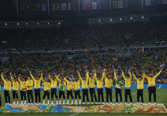 4 - Brasil 1 (5) x (4) 1 Alemanha - Em 2016, no Rio de Janeiro, o Brasil quebrou o jejum de nunca ter conquistado o ouro olímpico no futebol masculino. Após empate no tempo normal, a seleção derrotou a Alemanha nos pênaltis e colocou a medalha no peito. 