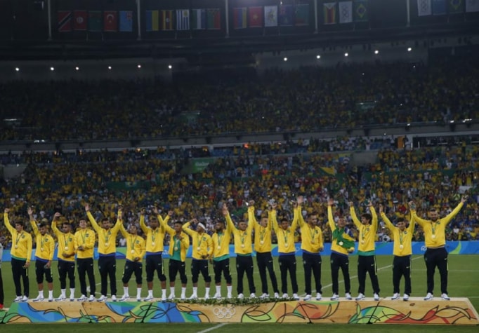 O sonhado ouro olímpico no Maracanã - A maior glória da década do futebol pertence à Seleção Brasileira Olímpica. Em 2016, no Maracanã, o sonhado ouro foi conquistado. Era o título que faltava ao futebol do país. Na final, vitória nos pênaltis sobre a Alemanha, após empate por 1 a 1 no tempo normal. Coube a Neymar cobrar e converter o último pênalti. Gabriel Jesus, Gabigol, Luan, Rodrigo Caio, Renato Augusto, Rafinha Alcântara e Felipe Anderson foram alguns dos nomes do time comandado por Rogério Micale.