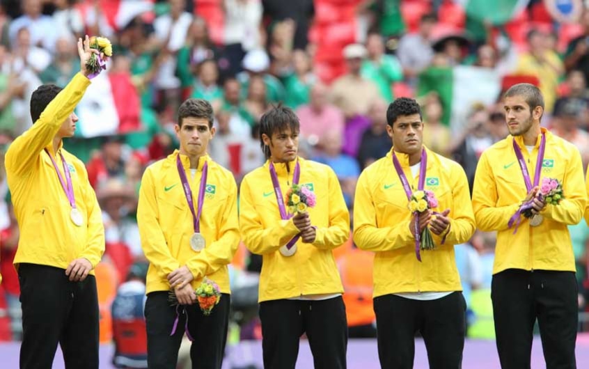 Prata olímpica em 2012  - A tão sonhada e buscada medalha de ouro olímpica escapou em 2012, em Londres. Na ocasião, a Seleção, sob o comando de Mano Menezes, perdeu a final para o México por 2 a 1, Oribe Peralta marcou duas vezes para os mexicanos e Hulk descontou para o Brasil. A Seleção Olímpica tinha nomes como Neymar, Thiago Silva, Marcelo, Oscar, Ganso, Alexandre Pato, Leandro Damião, entre outros.