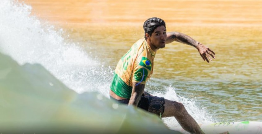 O surfe terá as quartas, as semis e as finais a partir das 19h. Uma previsão de tufão para Tóquio fez o COI antecipar as fases decisivas. O Brasil será representado por Gabriel Medina (foto), Ítalo Ferreira e Silvana Lima. Tatiana Weston-Webb foi eliminada nas oitavas. A final masculina tem previsão para 3h46 e a final feminina é aguardada para 4h31.